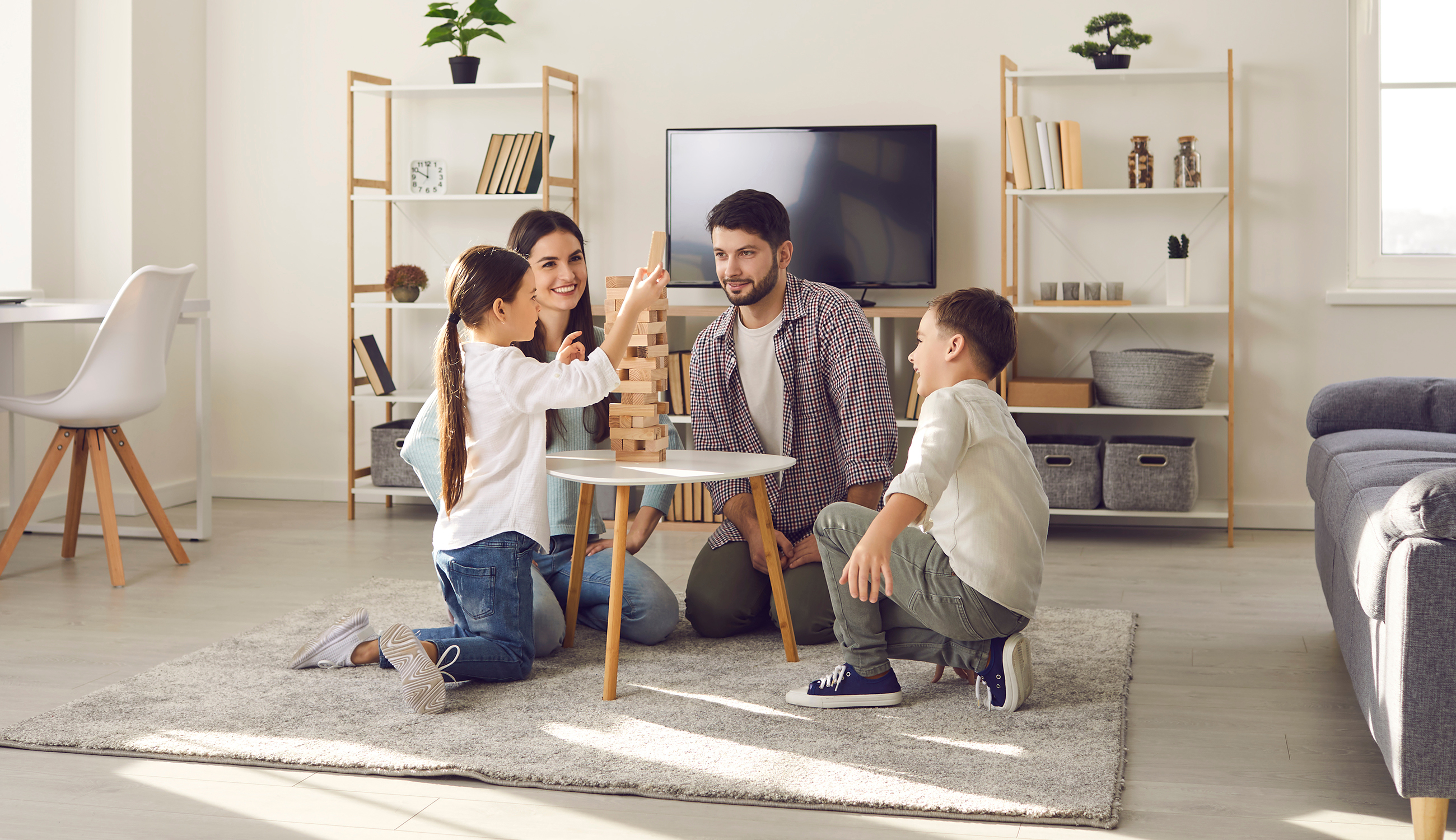 Bambini che giocano con giochi didattici in legno