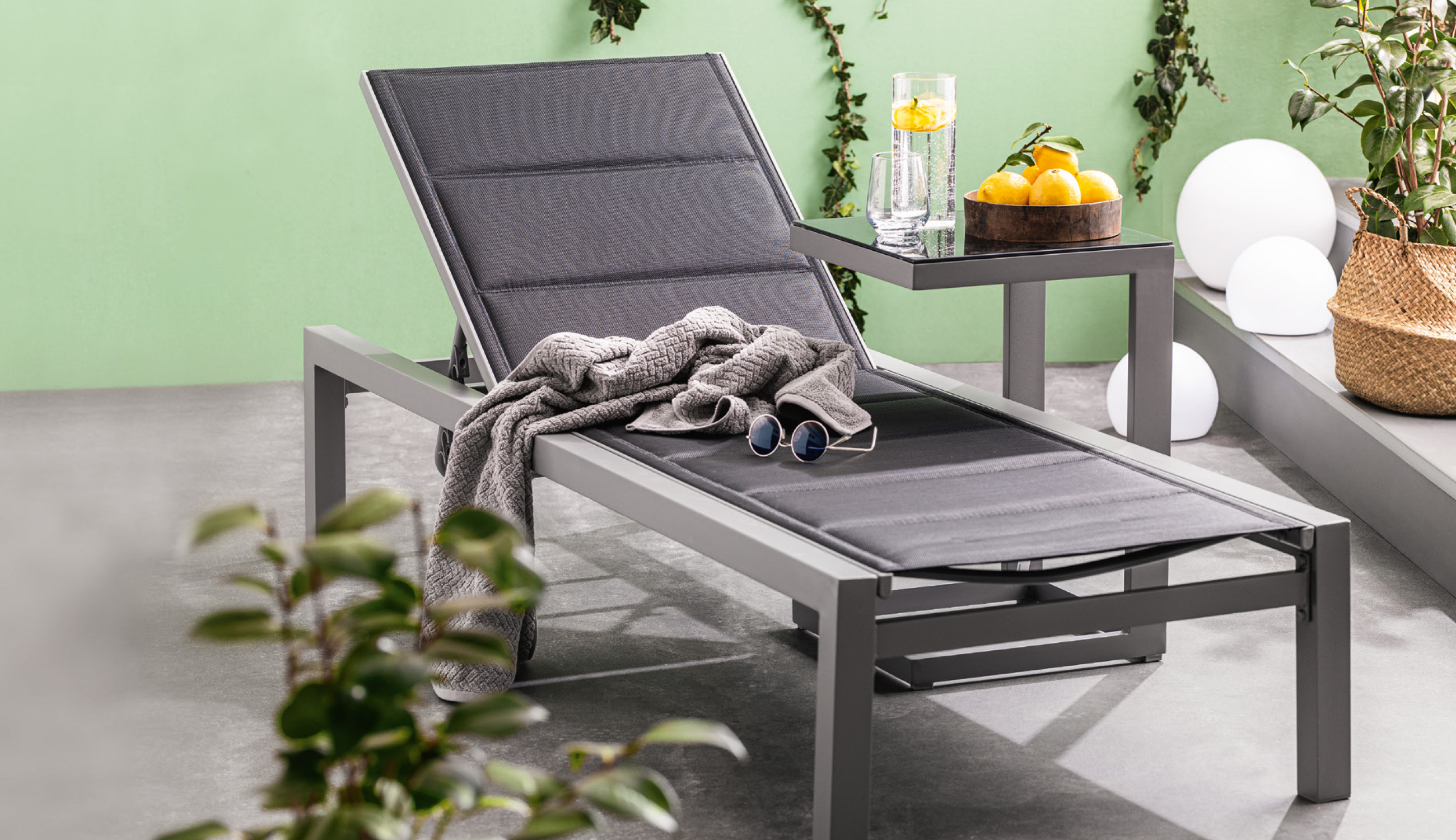 Lettino prendisole perfetto per rilassarsi all'aperto su balcone, terrazza o giardino durante l’estate