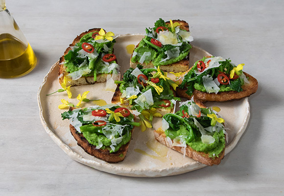 Crostoni di pane con crema di piselli e cime di rapa - Sale&Pepe per ALDI