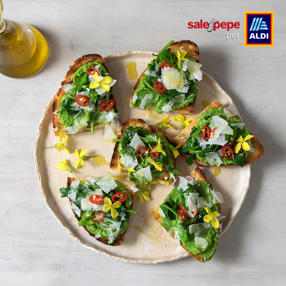 Crostoni di pane con crema di piselli e cime di rapa 