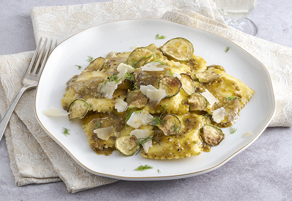 Ravioli con crema di pistacchi e chips di zucchine - Sale&Pepe per ALDI