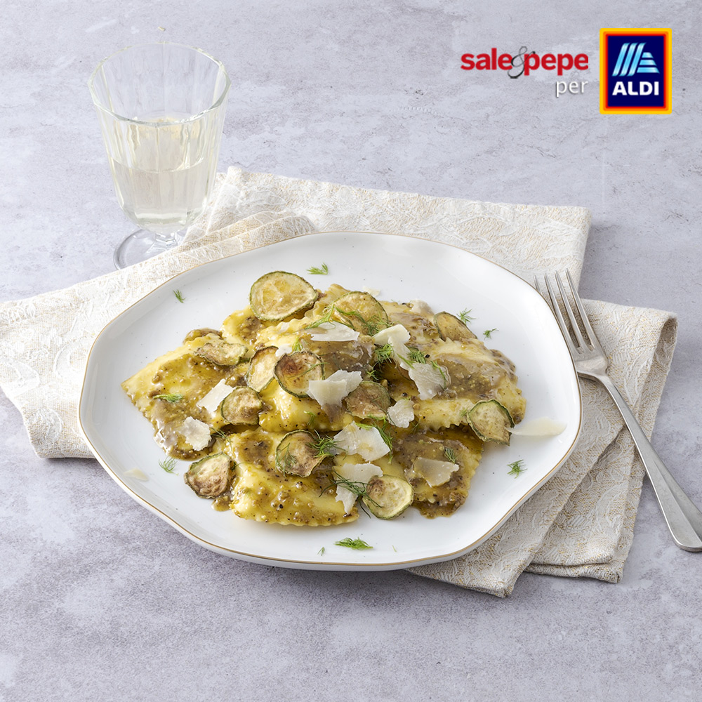 Ravioli con crema di pistacchi e chips di zucchine