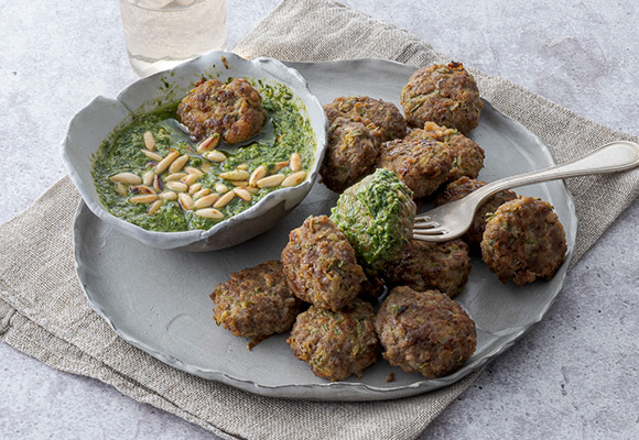 Polpette di zucchine e carne con pesto di aromatiche - Sale&Pepe per ALDI