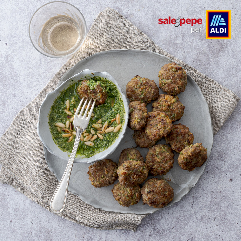 Polpette di zucchine e carne con pesto di aromatiche